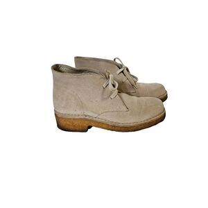 Clarks Desert Boot Series beige suede boots. Size 8.